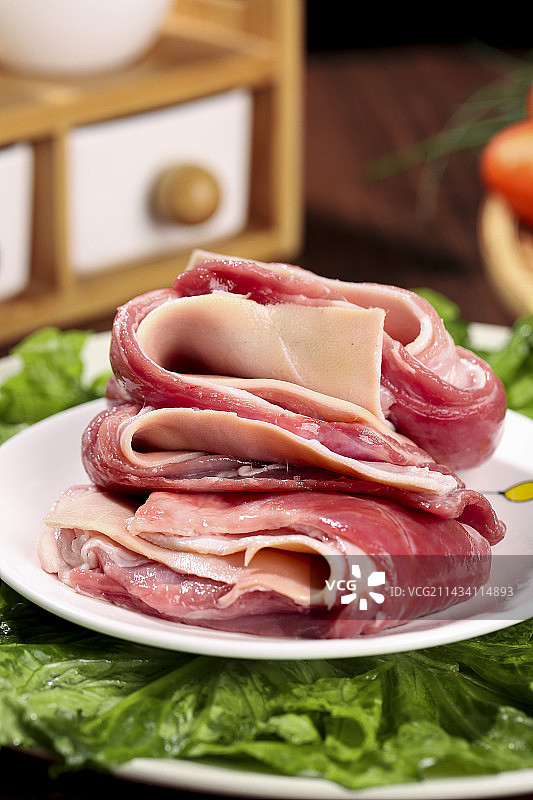 木底上的新鲜羊肉图片素材