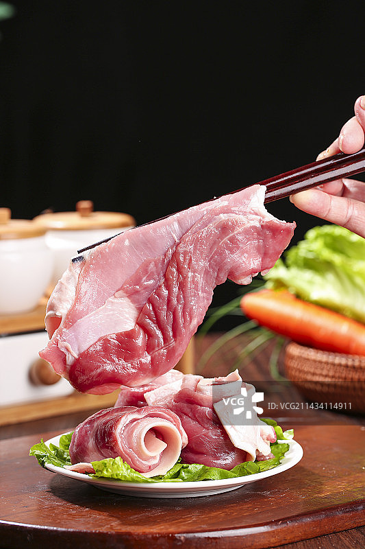 木底上的新鲜羊肉图片素材