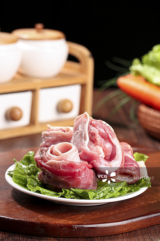 木底上的新鲜羊肉图片素材