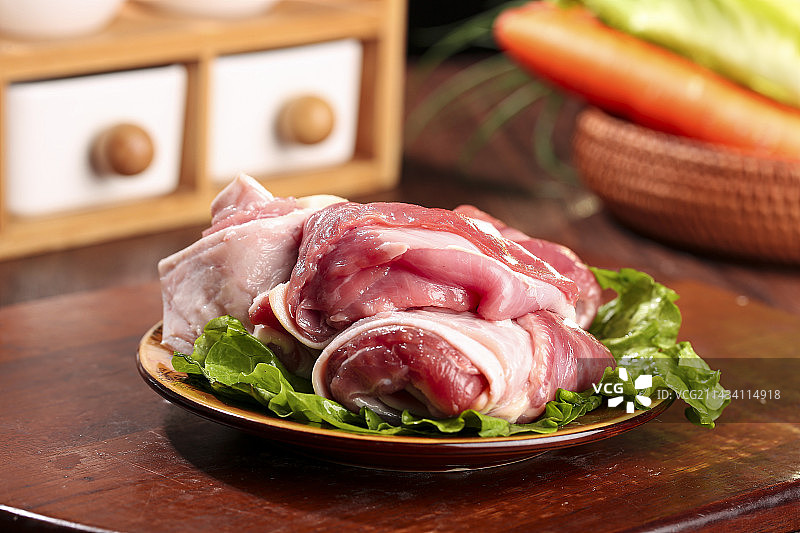木底上的新鲜羊肉图片素材