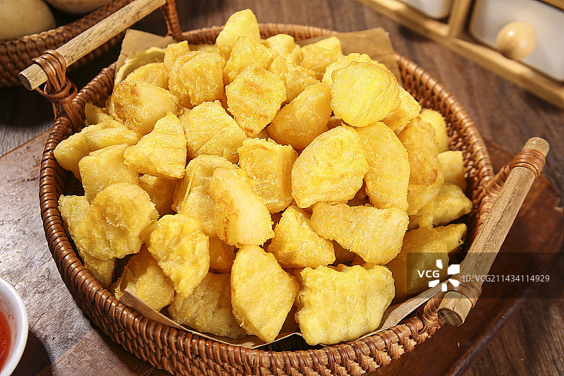 木底上放着锅巴土豆图片素材