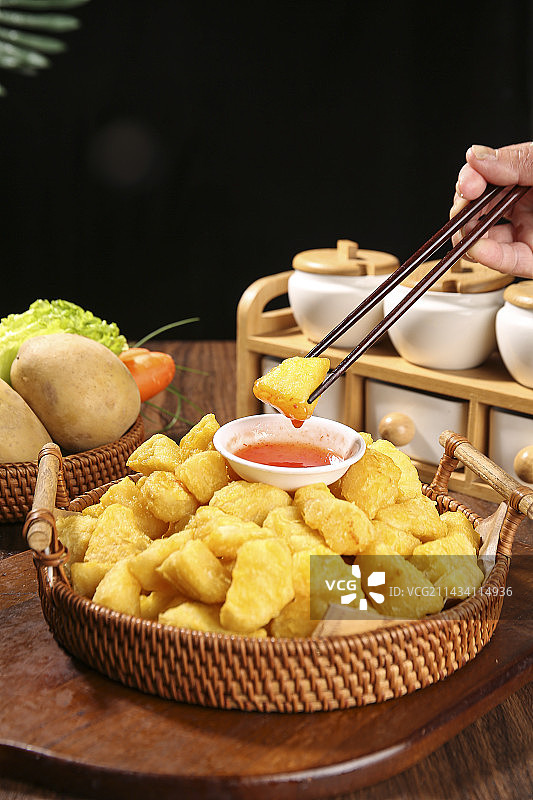 木底上放着锅巴土豆图片素材