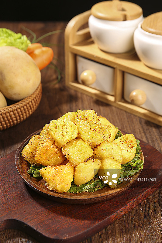 木底上放着锅巴土豆图片素材