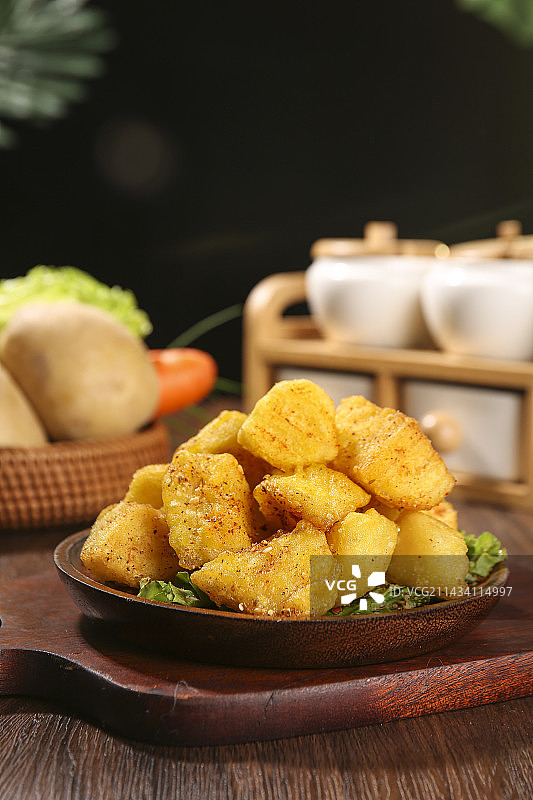 木底上放着锅巴土豆图片素材