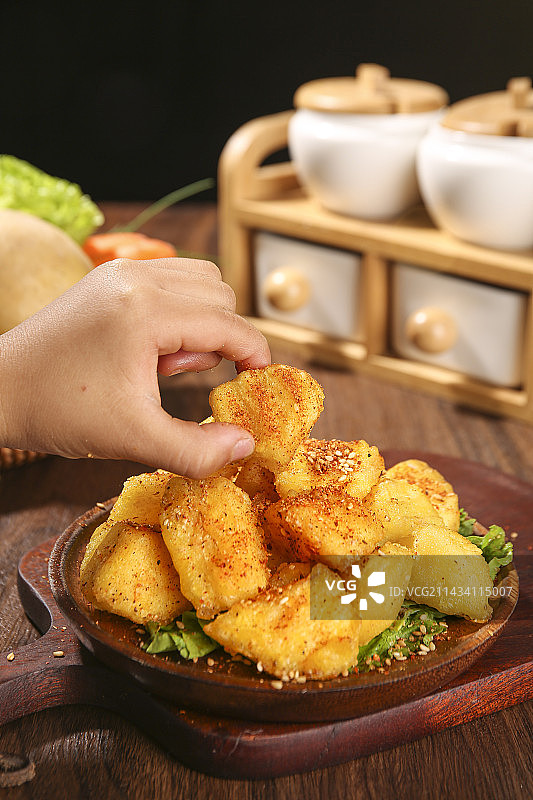 木底上放着锅巴土豆图片素材