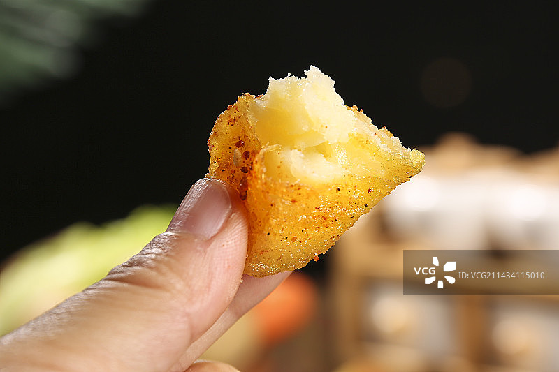 木底上放着锅巴土豆图片素材