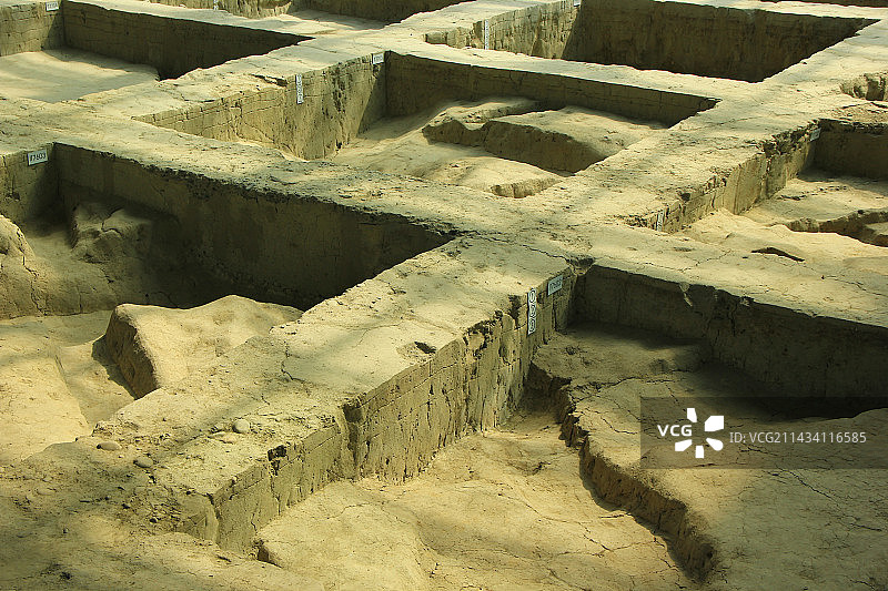 成都金沙遗址博物馆 遗迹馆的原址土坑图片素材