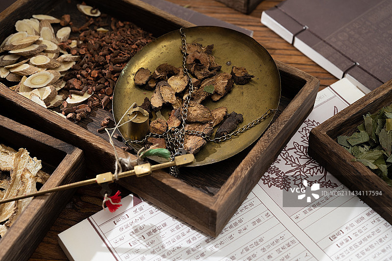 中国传统医学中医中草药配方抓药称重图片素材