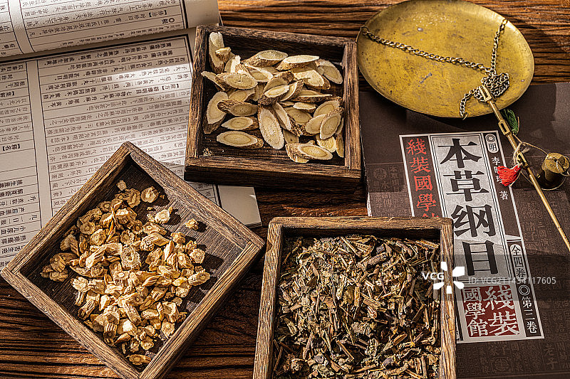 中国传统医学中医中草药配方抓药称重图片素材