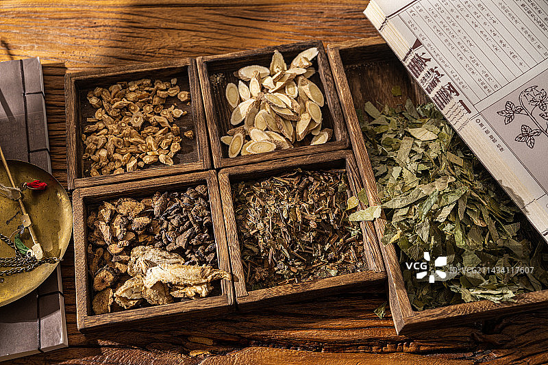中国传统医学中医中草药配方抓药称重图片素材