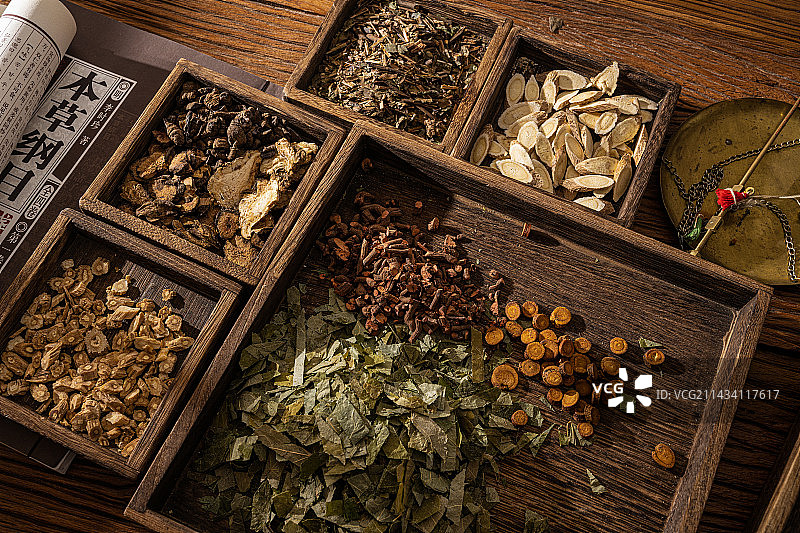 中国传统医学中医中草药配方抓药称重图片素材
