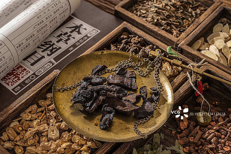 中国传统医学中医中草药配方抓药称重图片素材