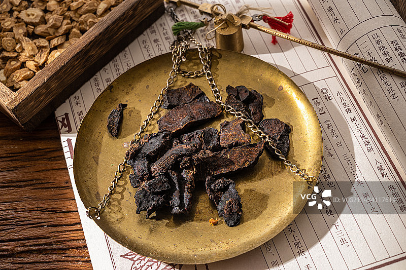 中国传统医学中医中草药配方抓药称重图片素材