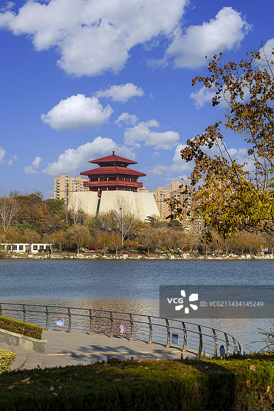 中国山东枣庄东湖公园中兴阁图片素材