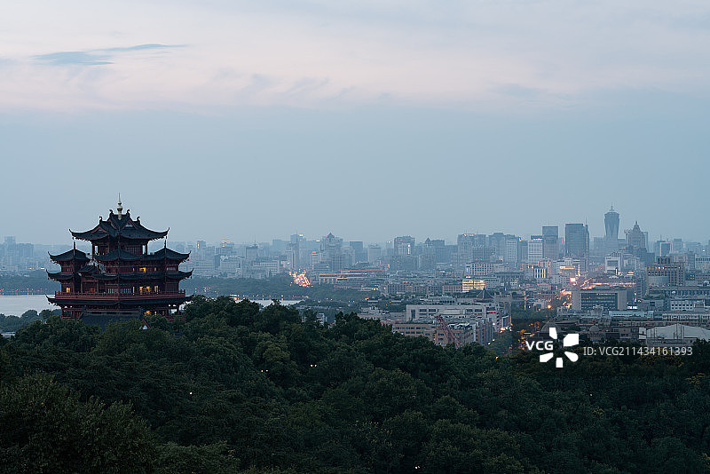 杭州西湖风景吴山广场山顶城隍阁日落图片素材