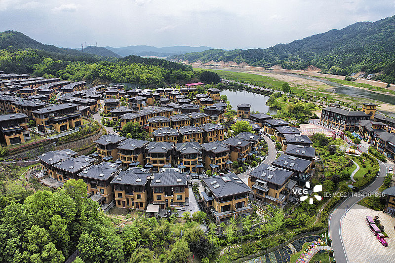 航拍视角湖北英山县四季花海·中华情园景区九龙湾别墅图片素材