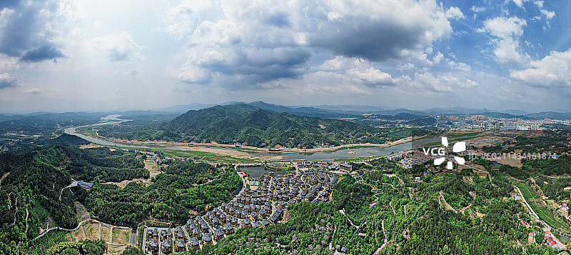 航拍视角湖北英山县四季花海·中华情园景区九龙湾别墅图片素材