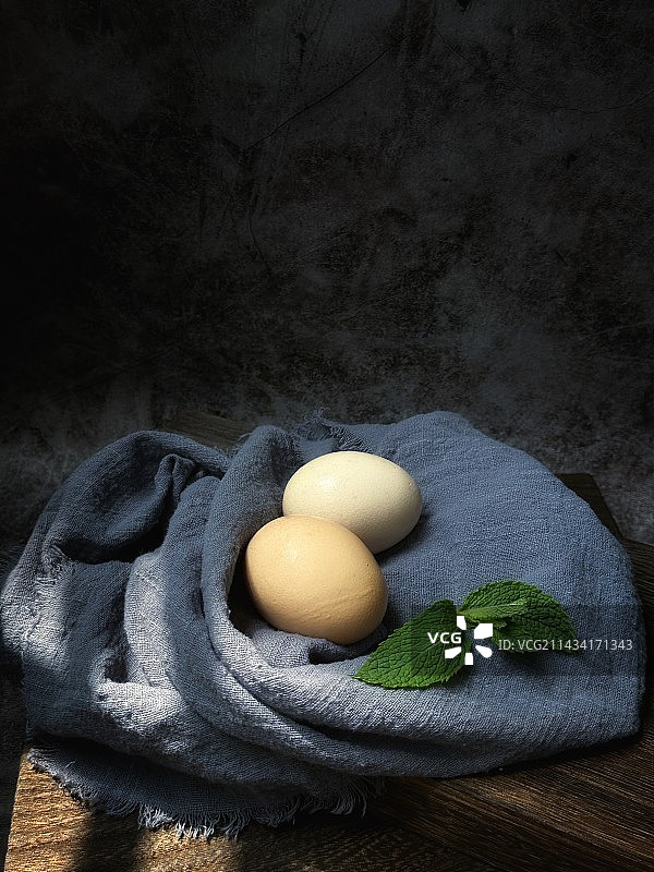桌上鸡蛋的高角度视图图片素材