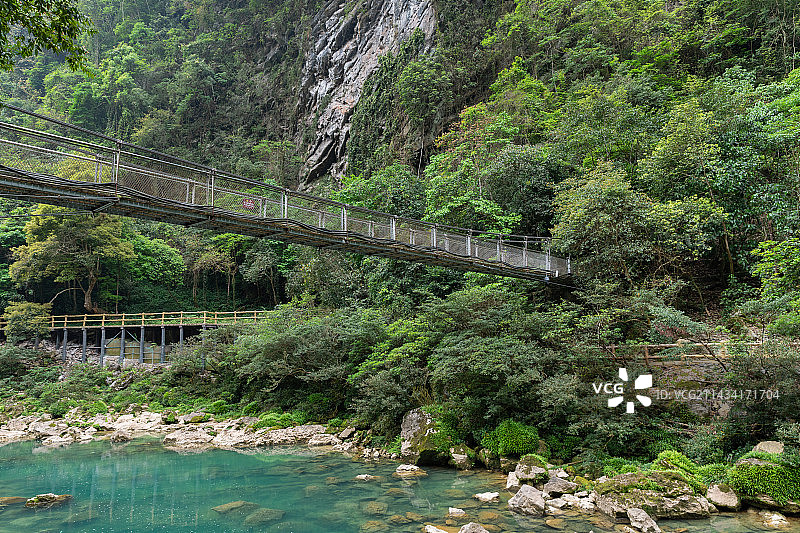 林间河流穿石低角度吊桥景观图片素材