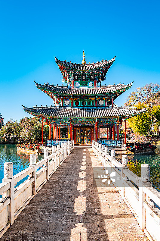 云南丽江黑龙潭公园得月楼图片素材