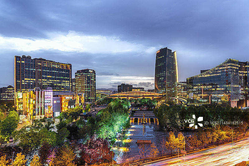 北京中关村广场和中钢大厦蓝调时刻车流图片素材