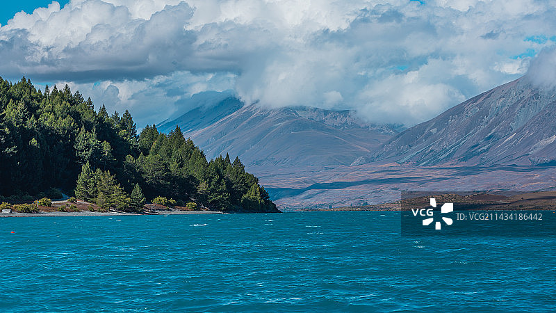 特卡波湖的蓝天碧水图片素材
