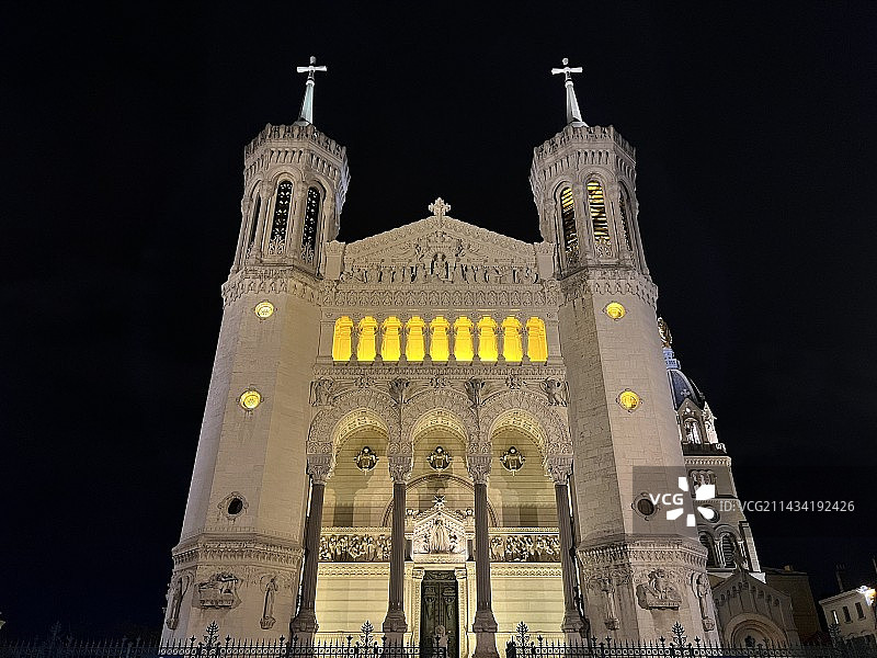 夜晚的里昂大教堂图片素材