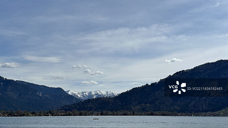 群山映衬下的湖景图片素材