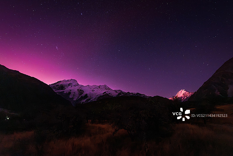 极光照金山图片素材