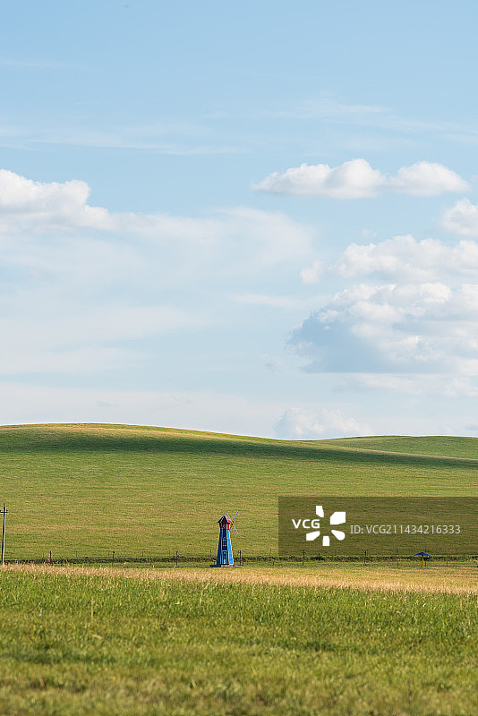 背靠天空站在草地上的人的后视图图片素材