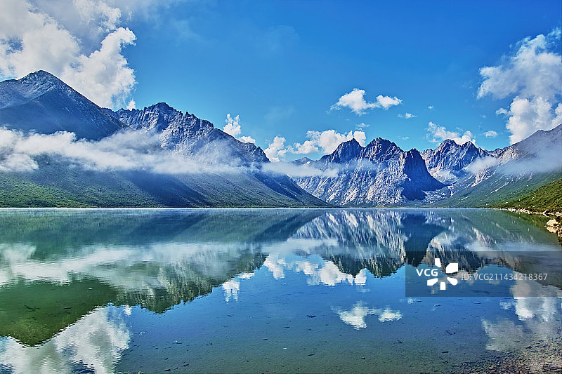 系着哈达的年保玉则图片素材