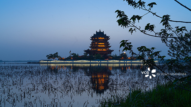水中的观音大士阁。苏州重元寺，位于苏州阳澄湖边。距离现在已经有一千五百多年的历史。图片素材