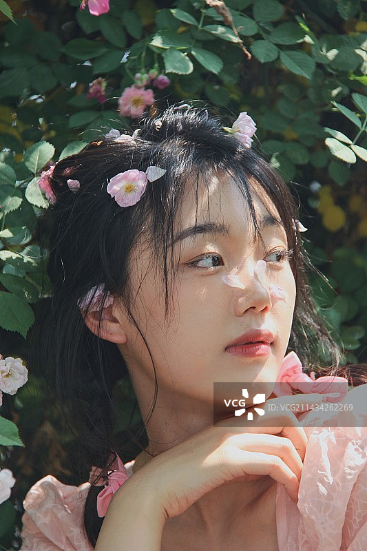 年轻女子的特写镜头图片素材