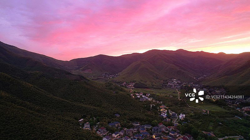 夕阳下的福州莫干山仙潭村图片素材