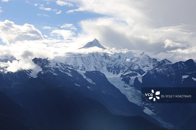 云雾缭绕的卡瓦博格峰雪山图片素材