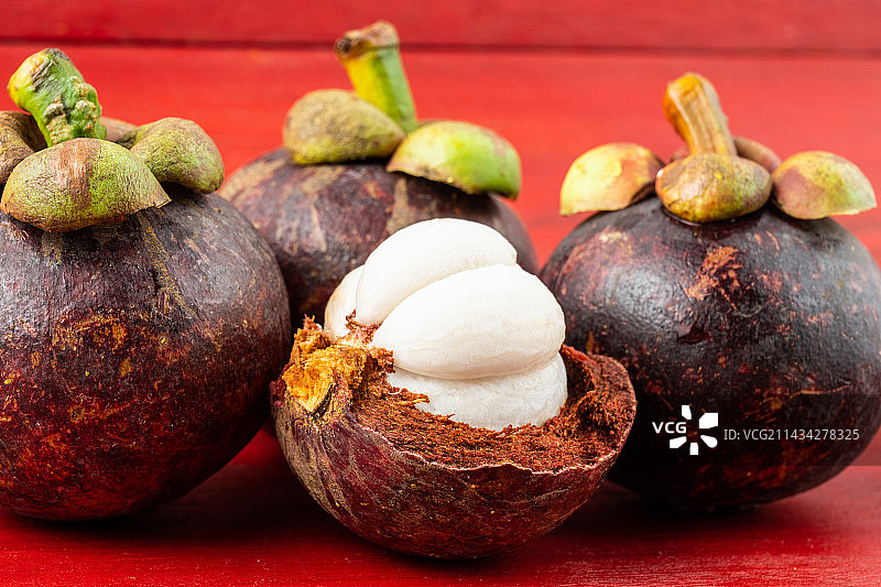 红色背景上的新鲜山竹图片素材