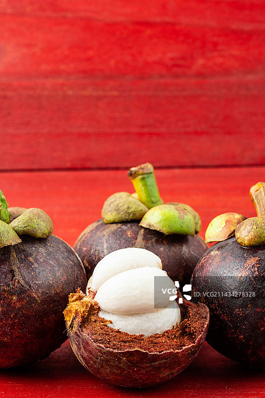 红色背景上的新鲜山竹图片素材