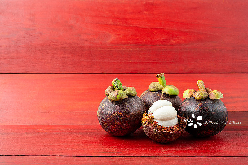 红色背景上的新鲜山竹图片素材