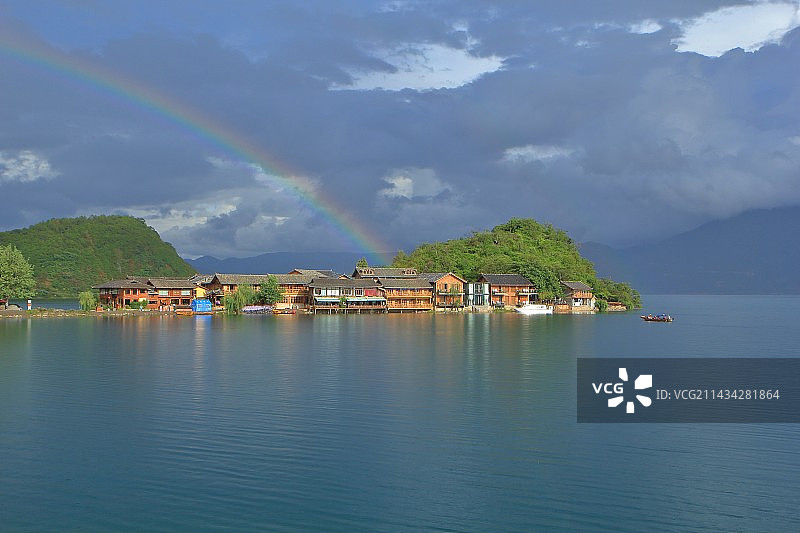 泸沽湖里格半岛的彩虹图片素材
