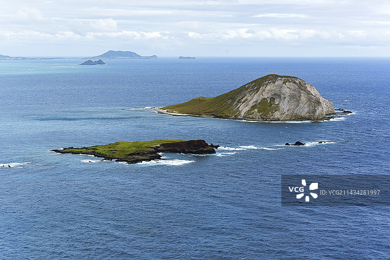 蓝色海洋中的两座无人小岛图片素材