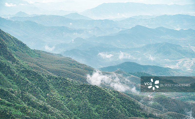 春季山峦烟雨云海图图片素材