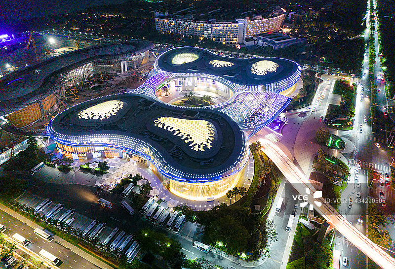 海南省三亚市三亚国际免税城城市夜景航拍建筑与风景图片素材