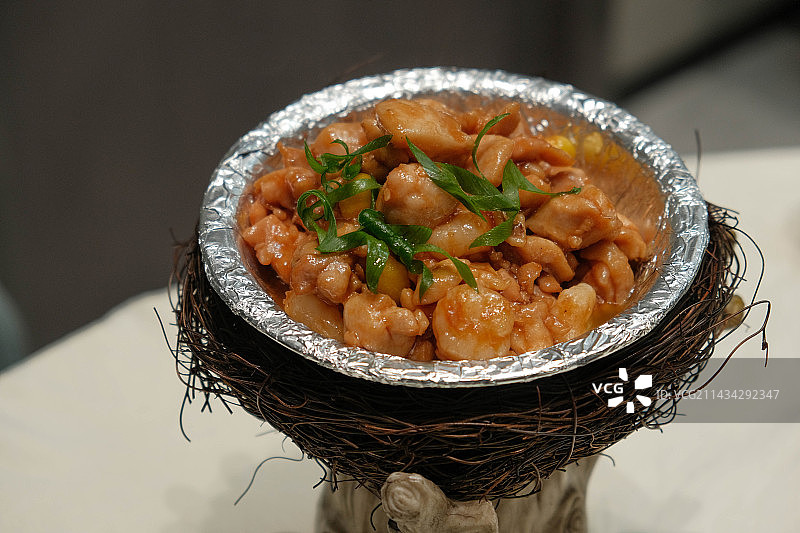 淮扬菜鸡里蹦鸡丁炒虾仁的不同视角图图片素材