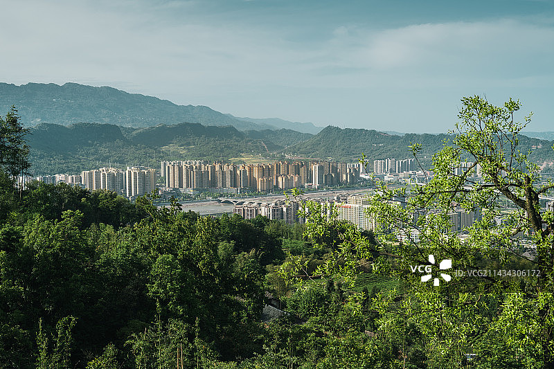 周公山上看雨城图片素材