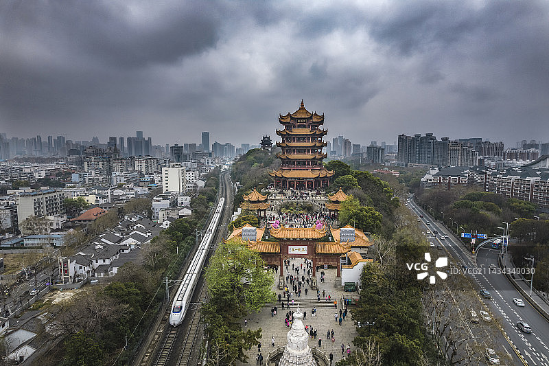 等一个瞬间，让和谐号与黄鹤楼同框图片素材