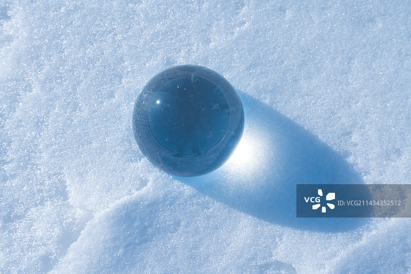 雪地上的水晶球光影图片素材