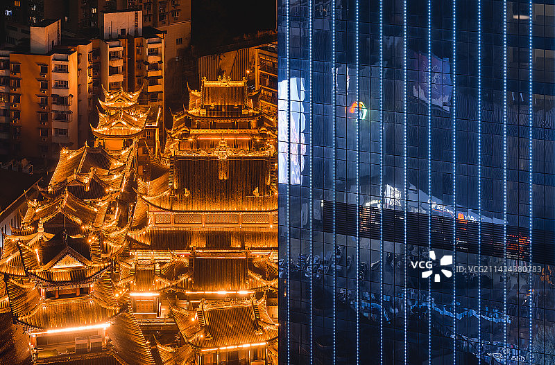 重庆解放碑CBD中央商务区古今建筑同框千年古刹罗汉寺与现代写字楼同处一隅强烈反差又和谐并存图片素材