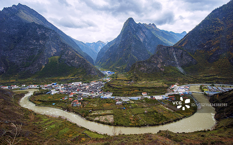 岷江河畔图片素材