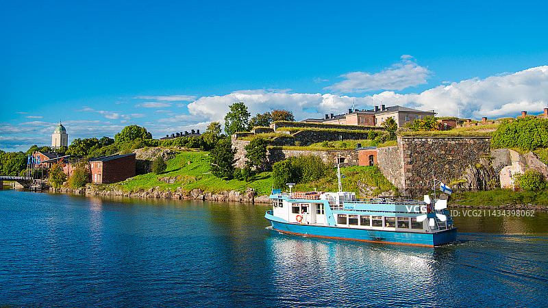 芬兰首都赫尔辛基的著名景点芬兰堡与海湾游船图片素材