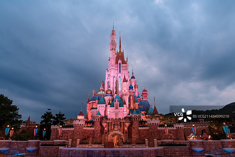 黄昏时刻的迪士尼乐园城堡图片素材